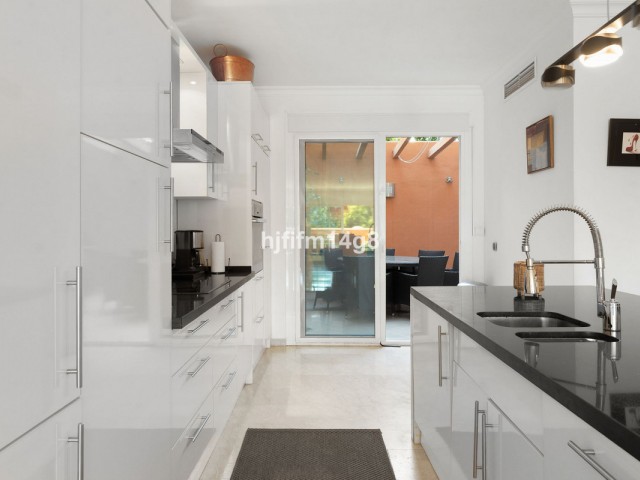 4 Bedrooms Apartment in Nueva Andalucía