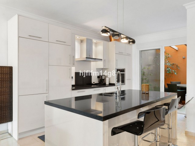 4 Bedrooms Apartment in Nueva Andalucía