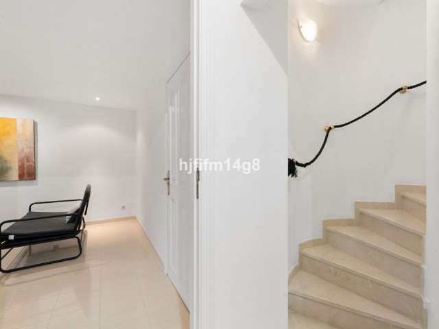 4 Bedrooms Apartment in Nueva Andalucía