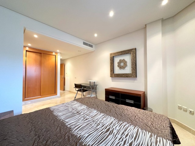 Apartamento con 2 Dormitorios  en Puerto Banús