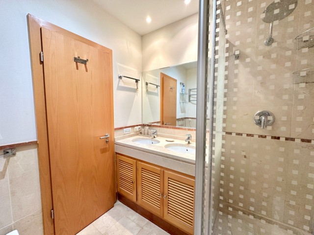 Apartamento con 2 Dormitorios  en Puerto Banús