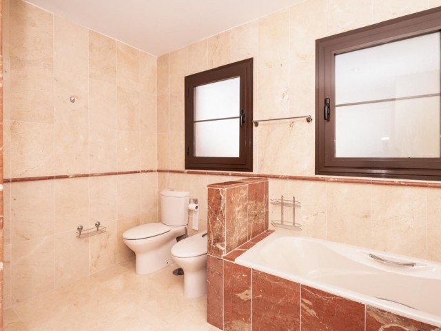 Appartement avec 4 Chambres  à Hacienda del Sol