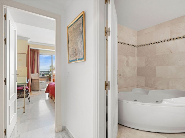 2 Bedrooms Apartment in Nueva Andalucía