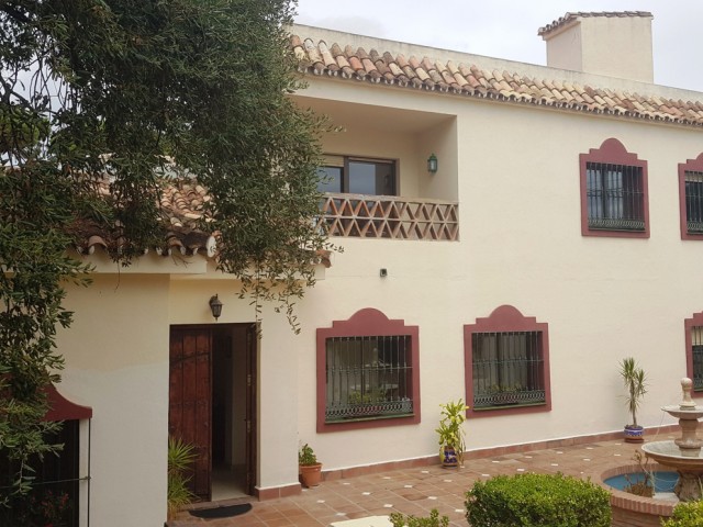 5 Bedrooms Villa in Elviria