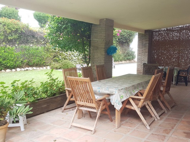 5 Bedrooms Villa in Elviria