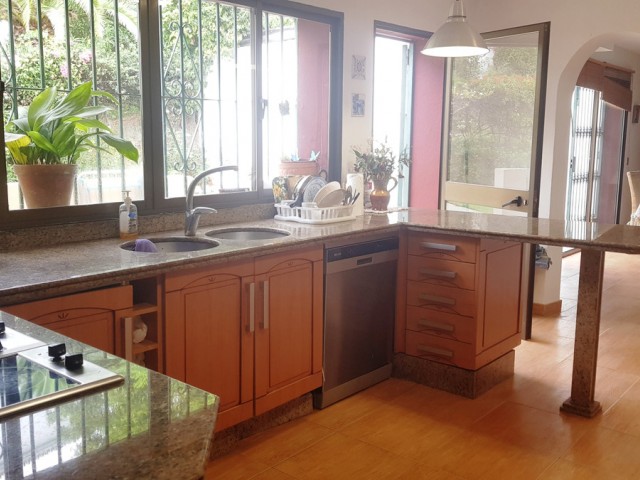 5 Bedrooms Villa in Elviria