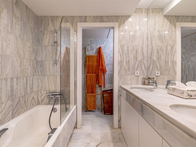 Apartamento con 2 Dormitorios  en Estepona