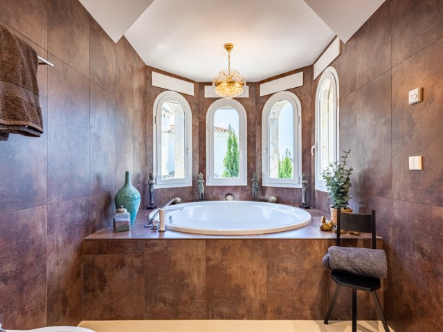 4 Bedrooms Villa in Nueva Andalucía