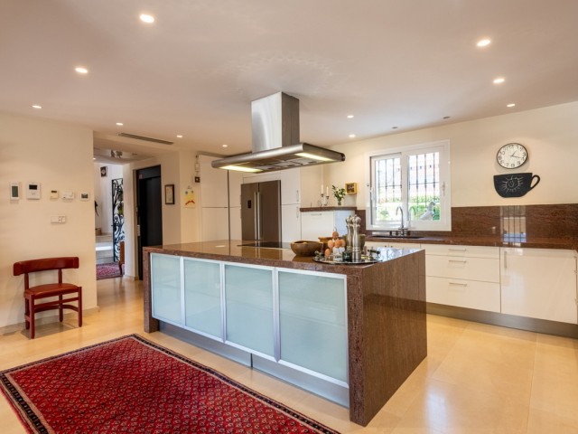 4 Bedrooms Villa in Nueva Andalucía