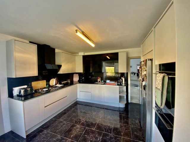 5 Bedrooms Villa in Calahonda