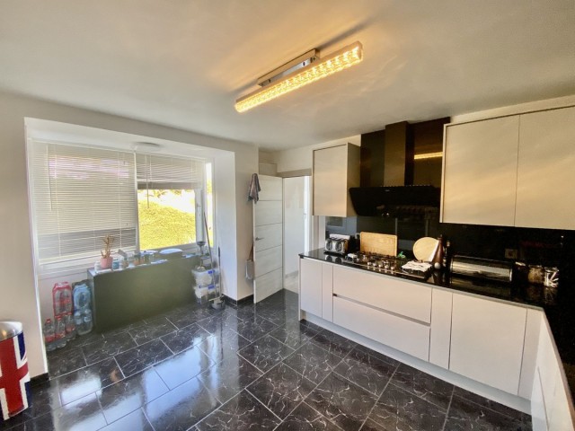 5 Bedrooms Villa in Calahonda