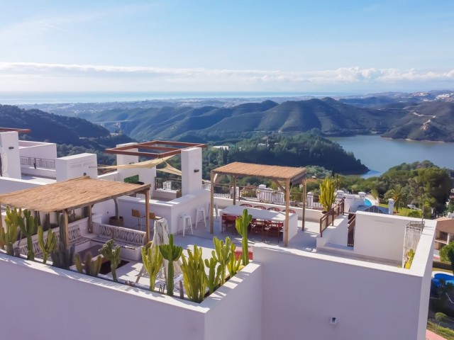 Ático con 3 Dormitorios  en Istán