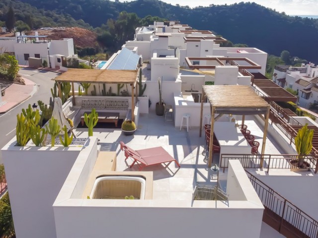 Ático con 3 Dormitorios  en Istán