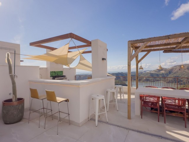 Ático con 3 Dormitorios  en Istán