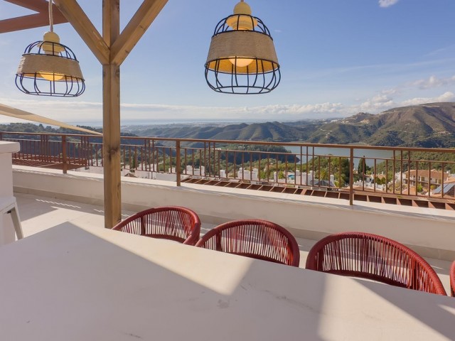 Ático con 3 Dormitorios  en Istán