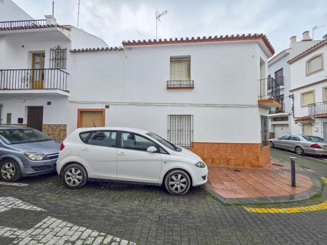 5 Bedrooms Townhouse in Estepona