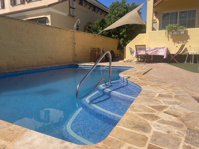 Adosado con 6 Dormitorios  en Alhaurín de la Torre