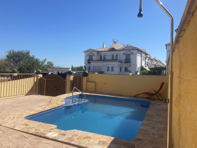 Adosado con 6 Dormitorios  en Alhaurín de la Torre