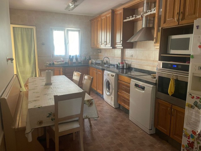 Adosado con 6 Dormitorios  en Alhaurín de la Torre