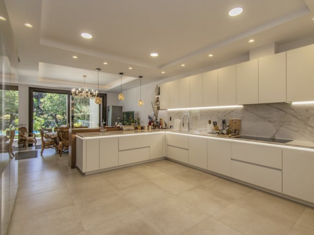 6 Schlafzimmer Villa in Guadalmina Baja