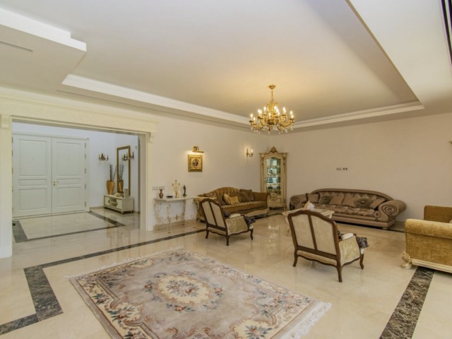 6 Schlafzimmer Villa in Guadalmina Baja