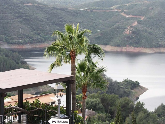 4 Makuuhuoneen Huvila Istán