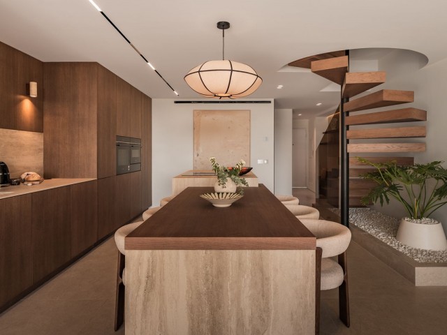 Adosado con 3 Dormitorios  en Nueva Andalucía