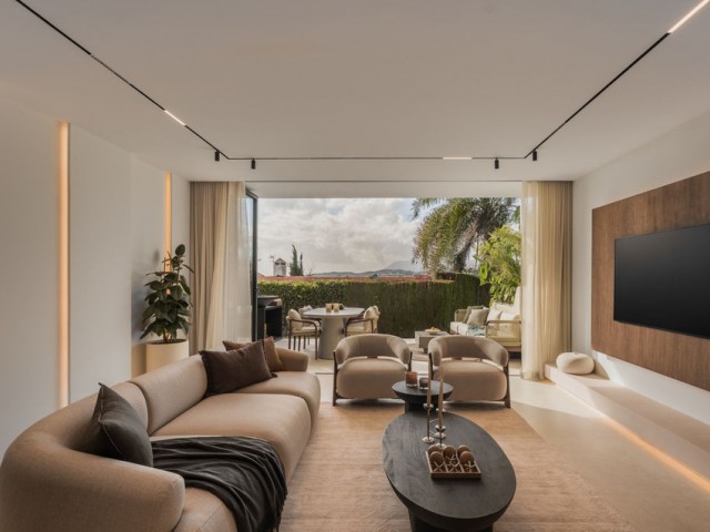 Adosado con 3 Dormitorios  en Nueva Andalucía