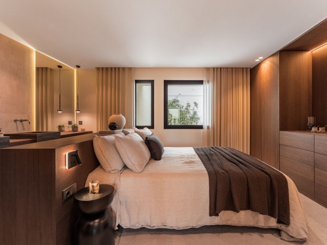 Adosado con 3 Dormitorios  en Nueva Andalucía