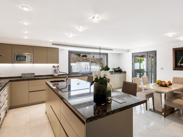 6 Bedrooms Villa in Nueva Andalucía