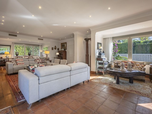 5 Bedrooms Villa in Los Monteros