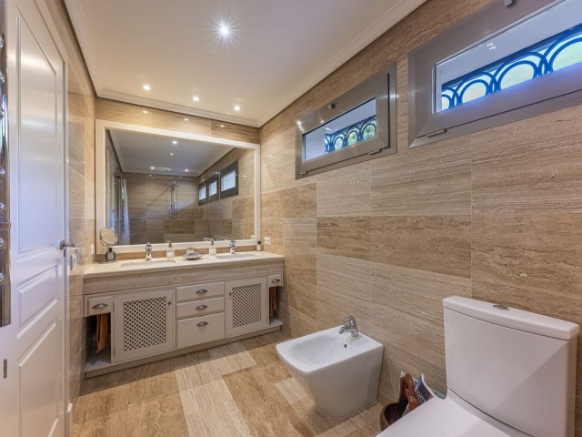 5 Bedrooms Villa in Marbella
