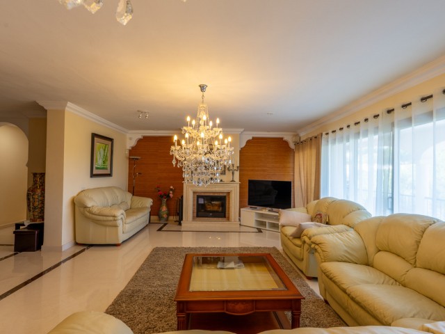 8 Soveroms Villa i Benahavís