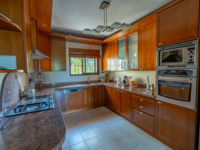 8 Soveroms Villa i Benahavís