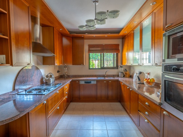 8 Soveroms Villa i Benahavís