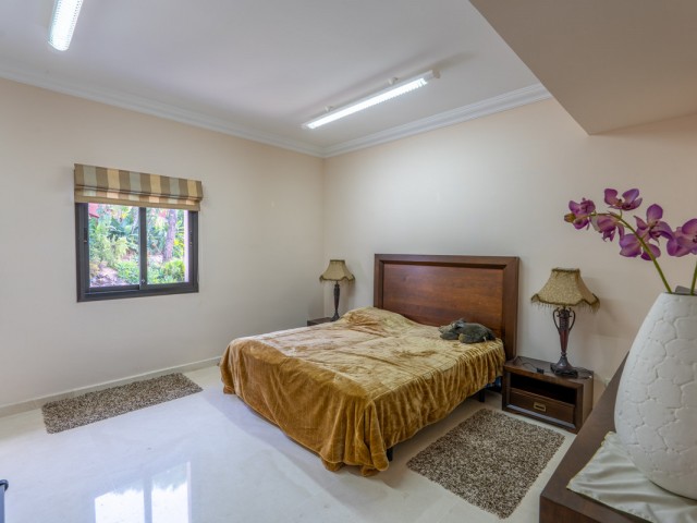 8 Soveroms Villa i Benahavís