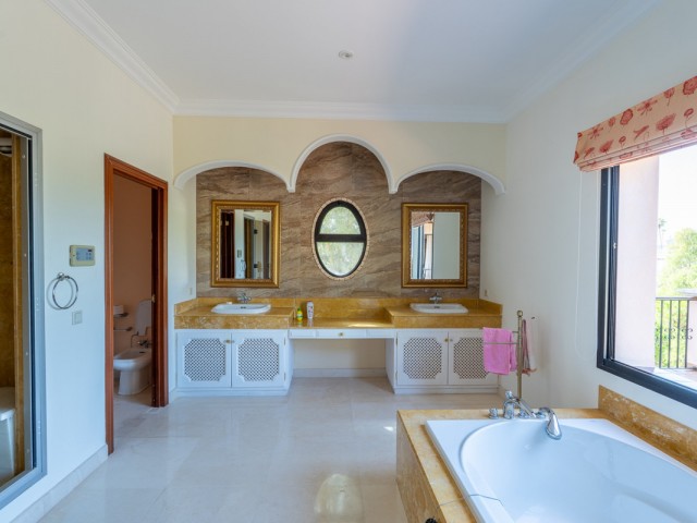 8 Soveroms Villa i Benahavís