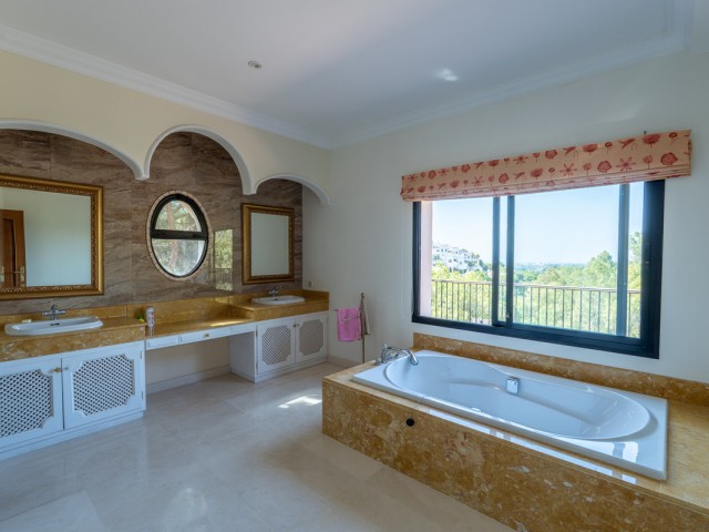 8 Soveroms Villa i Benahavís