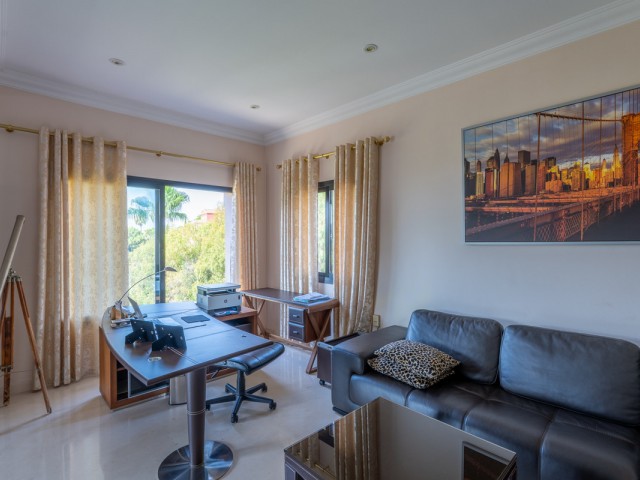 8 Soveroms Villa i Benahavís