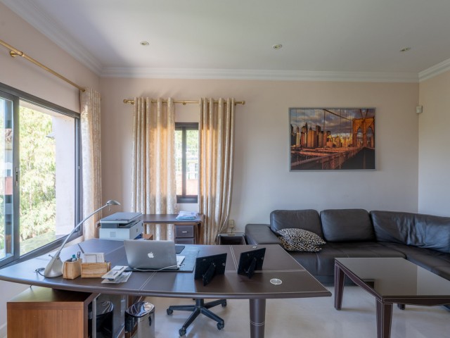 8 Soveroms Villa i Benahavís