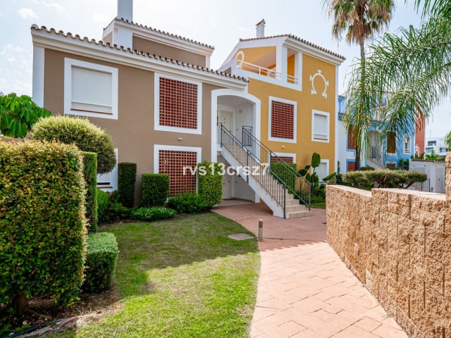Apartamento con 3 Dormitorios  en Estepona