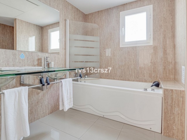 Apartamento con 3 Dormitorios  en Estepona