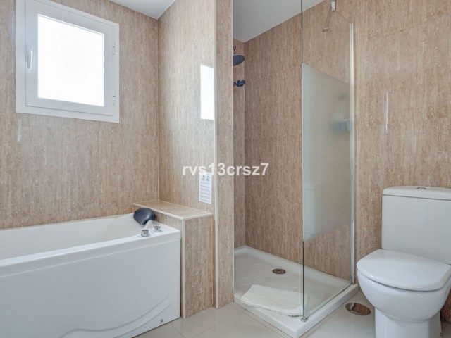 Apartamento con 3 Dormitorios  en Estepona