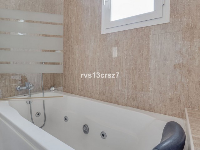 Apartamento con 3 Dormitorios  en Estepona