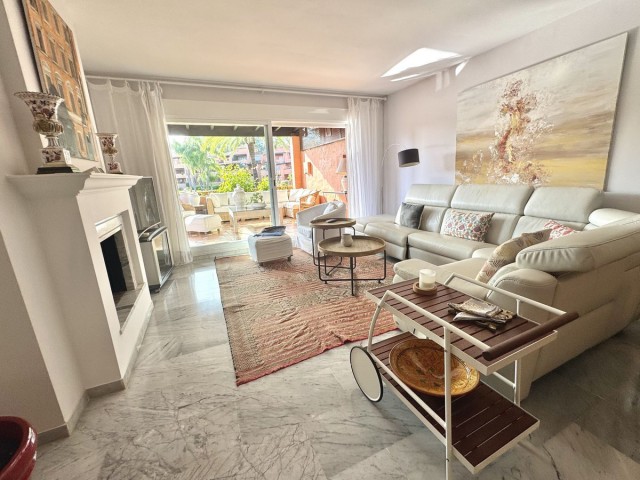 4 Bedrooms Apartment in Guadalmina Baja