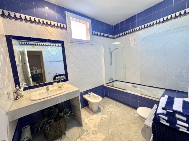 4 Bedrooms Apartment in Guadalmina Baja