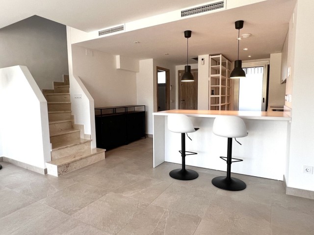 Adosado con 3 Dormitorios  en Estepona