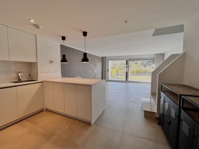 Adosado con 3 Dormitorios  en Estepona