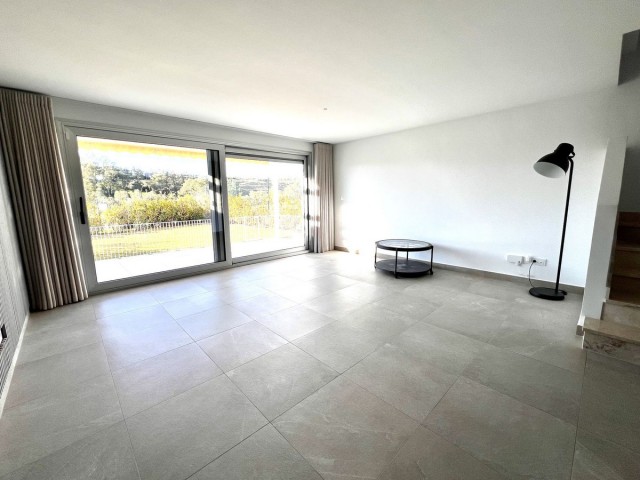 Adosado con 3 Dormitorios  en Estepona