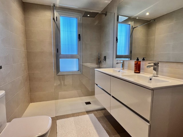 Adosado con 3 Dormitorios  en Estepona